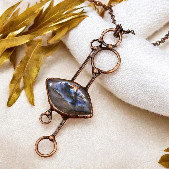 ๐๏ธBoho-Chic Natural Labradorite Copper Pendant Necklace | Vintage-Inspired ๐ - Picture 12 of 13